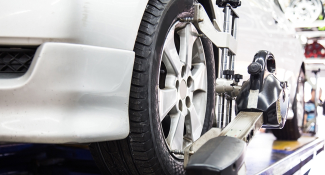 Услуги техцентра «АвтоШинЦентр»: шиномонтаж и балансировка четырех колес до R24, заправка кондиционера. Скидка до 71%