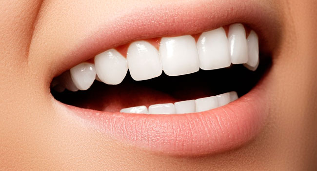 Скидка до 64% на УЗ-чистку зубов с чисткой Air Flow, лечение кариеса и эстетическую реставрацию зубов в стоматологии «ЮНИ»