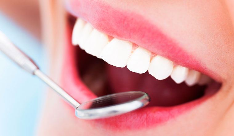 Скидка до 64% на УЗ-чистку зубов с чисткой Air Flow, лечение кариеса и эстетическую реставрацию зубов в стоматологии «ЮНИ»