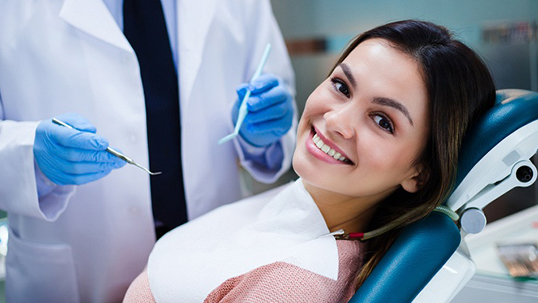 Отбеливание зубов по технологии Amazing White, УЗ-чистка зубов или чистка Air Flow на выбор в стоматология АРдента!