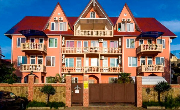 Отдых для двоих или компании до 5 человек в номере с балконом в мини-отеле «Вилла замок» в Адлере. Скидка до 52%
