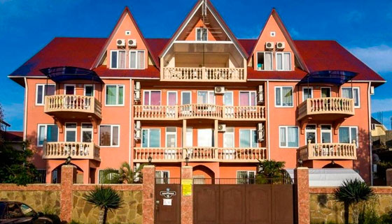 Проживание для двоих или компании до 5 человек в номере с балконом в мини-отеле «Вилла замок» в Адлере. Скидка до 52%