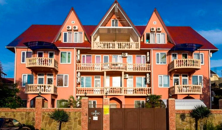 Скидка до 52% на отдых для двоих или компании до 5 человек в номере с балконом в мини-отеле «Вилла замок» в Адлере