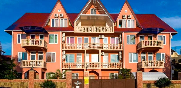 Скидка до 52% на отдых для двоих или компании до 5 человек в номере с балконом в мини-отеле «Вилла замок» в Адлере