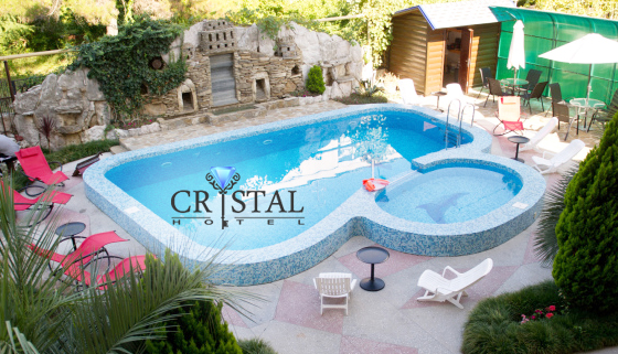 Проживание для двоих в отеле Cristal в Адлере: номера различных категорий, открытый бассейн, парковка, Wi-Fi, детская площадка. Скидка 30%