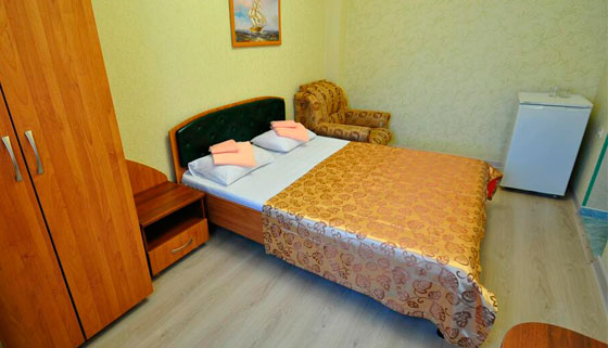 Проживание для двоих, троих или четверых с питанием и бассейном в отеле «Исидор» в Витязево. Скидка 30%