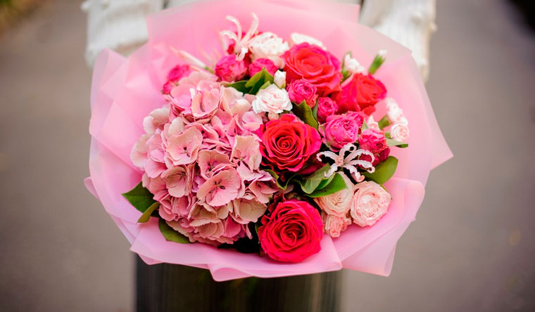 Розы или тюльпаны + премиум-букеты с игрушками и фруктами + подарочные коробки с цветами от компании Baltiyskiy Buket. Скидки до 57%