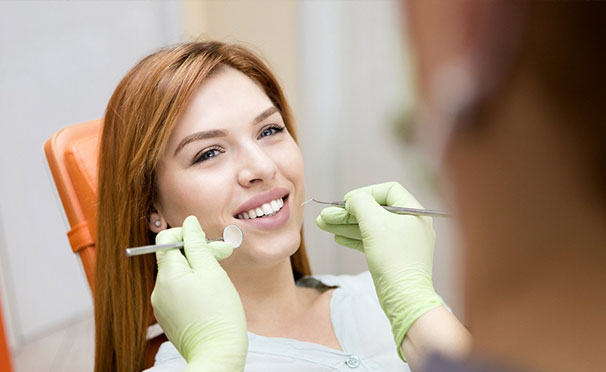 Стоматология в клинике «Денталия»: УЗ-чистка зубов с чисткой Air Flow, отбеливание Amazing White и лечение кариеса. Скидка до 72%