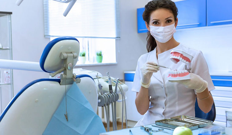 Скидка до 72% на УЗ-чистку зубов с чисткой Air Flow, отбеливание Amazing White и лечение кариеса в клинике «Денталия»