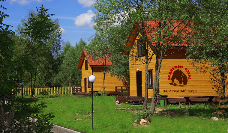 Скидка до 56% на отдых для двоих в загородном клубе «Медвежьи озера» в Московской области
