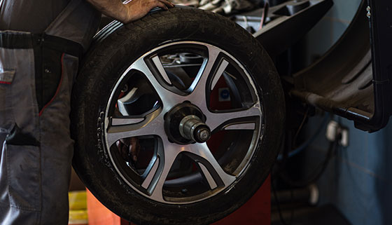 Шиномонтаж с балансировкой 4 колес до R22, сезонное хранение шин легковых автомобилей и внедорожников в сети шиномонтажных мастерских «Стеллер шина». Скидка до 64%