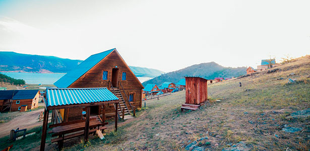 Проживание для двоих или троих в уютных гостевых домиках на базе отдыха «Зуун-Хагун» на побережье Байкала. Скидка до 65%