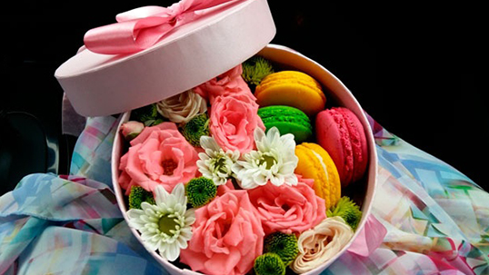 Макаруны по купонам! Подарочные коробки с цветами и макарунами от компании Best Gift! Скидка 48%!