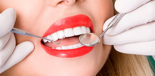 Лечение кариеса любой сложности с установкой пломбы на 1, 2 или 3 зуба, удаление зубов, комплексная гигиена полости рта в стоматологической клинике «ФСДент». Скидка до 82%