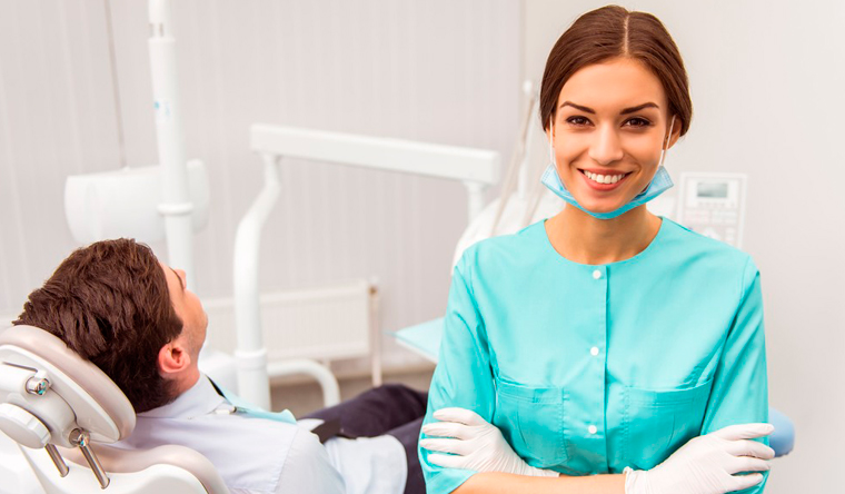 Лечение кариеса любой сложности с установкой пломбы на 1, 2 или 3 зуба, удаление зубов, комплексная гигиена полости рта в стоматологической клинике «ФСДент». Скидка до 82%