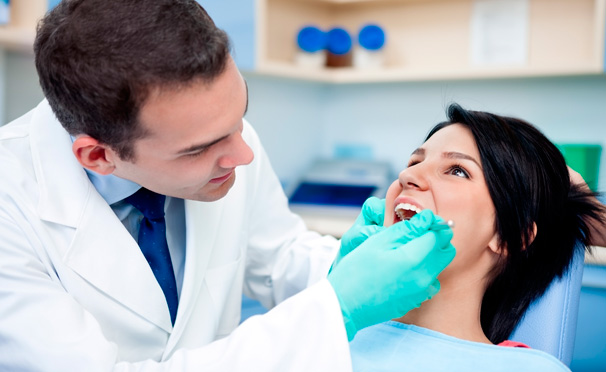УЗ-чистка зубов, лечение кариеса, установка пломбы, реставрация и удаление зубов в стоматологии Dental Clinic. Скидка до 86%
