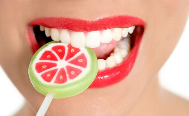 Ультразвуковая чистка зубов с полировкой или отбеливание Amazing White Professional в стоматологии «Эмидент-люкс». Скидка до 70%
