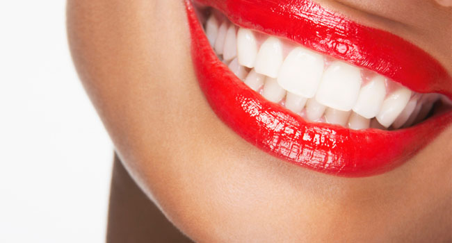 Скидка до 70% на УЗ-чистку зубов с полировкой или отбеливание Amazing White Professional в стоматологии «Эмидент-люкс»
