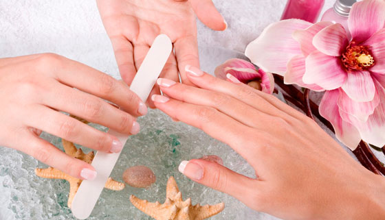 Ногтевой сервис в студии красоты Maniquria: комбинированный маникюр с покрытием гель-лаком + наращивание ногтей! Скидка до 30%
