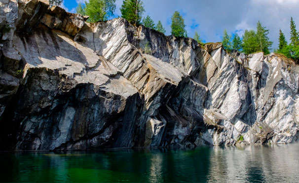Тур в Карелию на 1 день «Горный парк “Рускеала”, Мраморный каньон и водопады» от туристической компании «Хохлома Тур». Скидка 65%