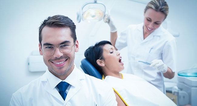 Скидка до 76% на ультразвуковую чистку зубов с чисткой Air Flow для одного или двоих в стоматологической клинике Al-Dento