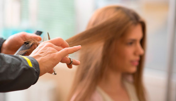 Уход за волосами в салоне красоты Comely: модельная стрижка, биоламинирование, «Ботокс для волос», окрашивание в 1 тон, колорирование, мелирование, омбре, шатуш, балаяж и не только. Скидка до 65%