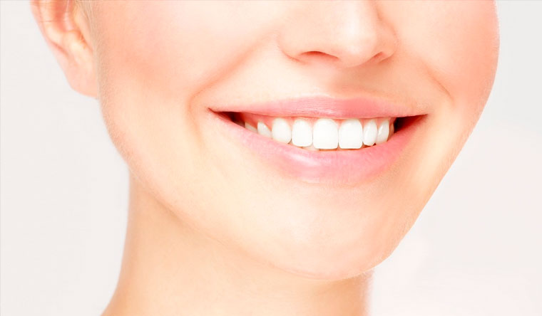 Реставрация, отбеливание зубов, установка виниров и коронок под ключ в стоматологии «Золотое сечение». Скидка до 40%