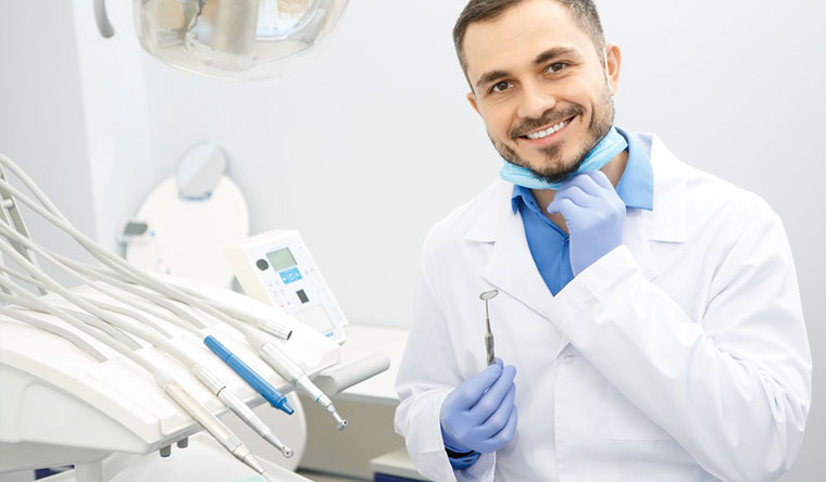 Скидка 80% на ультразвуковую чистку зубов и установку скайса в стоматологической клинике «Мега Дент»