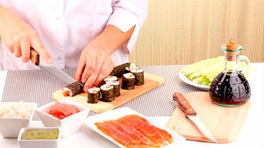 Сделаем сами суши! Мастер-классы по приготовлению суши и роллов в школе суши-мастерства Суши-Повар! Скидка 71%!