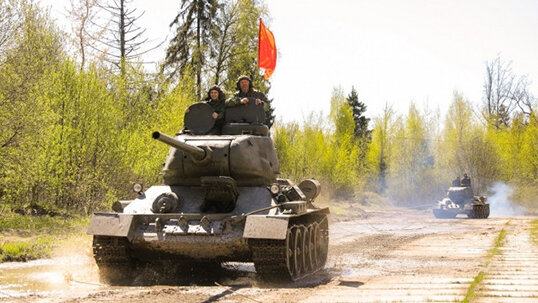 Погонять на танке в Подмосковье! Скидка 53% на участие в захватывающей программе «Т-34 танк Победы» со стрельбой из АК-47