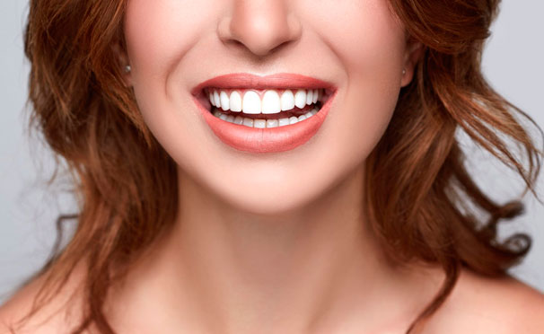 Ультразвуковая чистка зубов + обработка лечебными пастами в стоматологической клинике «ДентаМатИв». Скидка до 92%
