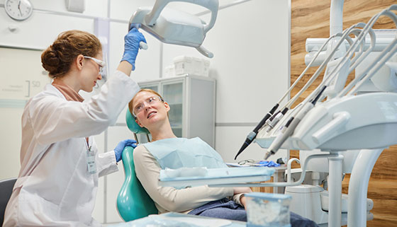 Лечение кариеса, профессиональная гигиена полости рта или УЗ-чистка зубов в клинике «Аквамарин» со скидкой до 61%