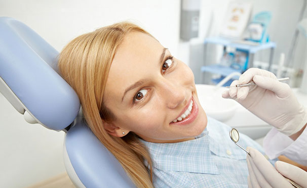 Скидка 50% на чистку, лечение, установка имплантата, удаление и реставрацию зубов в клинике «Свежее дыхание»