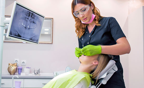 Лечение кариеса + установка пломбы, комплексная гигиена полости рта, эстетическая реставрация зубов в медицинском центре «Вереск» со скидкой до 55%