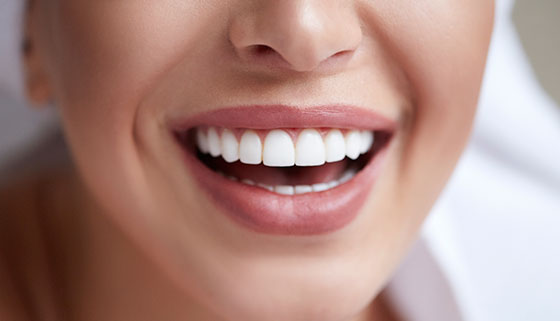 Скидка до 83% на ультразвуковую чистку и отбеливание зубов, лечение кариеса в стоматологической клинике «Амистад»