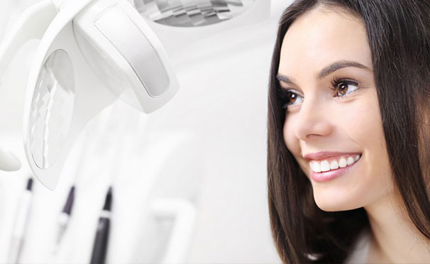 УЗ-чистка зубов и лечение поверхностного или среднего кариеса с установкой пломбы в стоматологии «123 дент» со скидкой до 80%