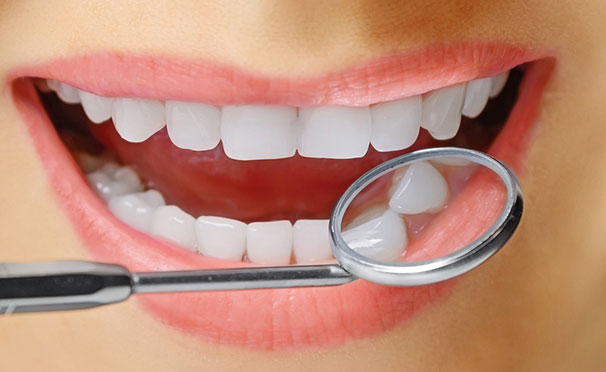 Скидка до 75% на УЗ-чистку зубов, лечение одноканального пульпита и лечение кариеса с установкой пломбы в стоматологической клинике «Жемчуг+»