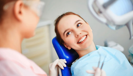 Чистка, реставрация и удаление зубов, а также лечение кариеса с установкой пломбы в медицинском центре «Омега» со скидкой до 87%
