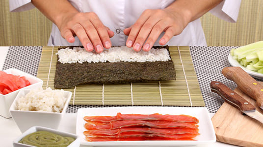 Научим делать суши! Мастер-классы по приготовлению суши и роллов в школе суши-мастерства Суши-Повар! Скидка 71%!