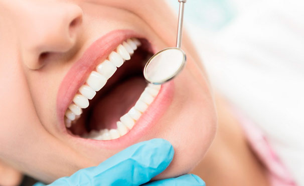 Скидка до 52% на профессиональную гигиену полости рта с консультацией врача в «Студии стоматологии и гигиены»: УЗ-чистка зубов с Air Flow, полировка, консультация врача и другое