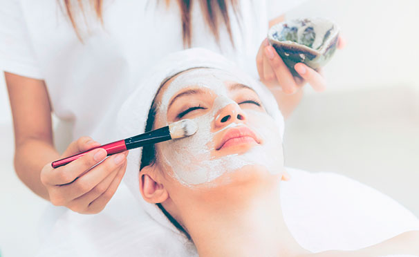 Пилинг на выбор, испанский массаж, УЗ-чистка и другие процедуры по уходу за кожей лица от косметолога Людмилы Давыдовой. Скидка до 87%