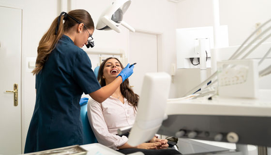 Скидка до 57% на ультразвуковую чистку зубов с Air Flow, лечение кариеса с установкой пломбы в стоматологической клинике на «Академической»