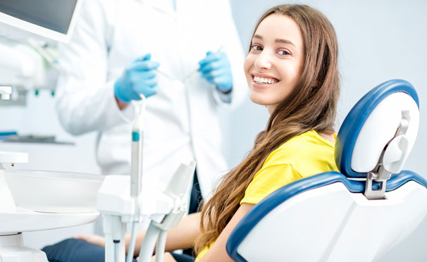 Лечение поверхностного или среднего кариеса с установкой пломбы, УЗ-чистка зубов с Air Flow в стоматологической клинике на «Академической». Скидка до 57%