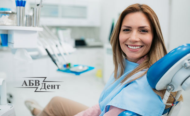 Профессиональная чистка и фотоотбеливание зубов в стоматологической клинике «АБВДент» со скидкой до 72%