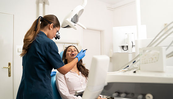 УЗ-чистка с Air Flow и удаление зубов, лечение кариеса с установкой пломбы, протезирование и многое другое в стоматологической клинике «Твой зубной». Скидка до 74%