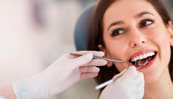 УЗ-чистка, лечение, эстетическая реставрация или удаление зубов в медицинском центре «Времена года». Скидка до 75%