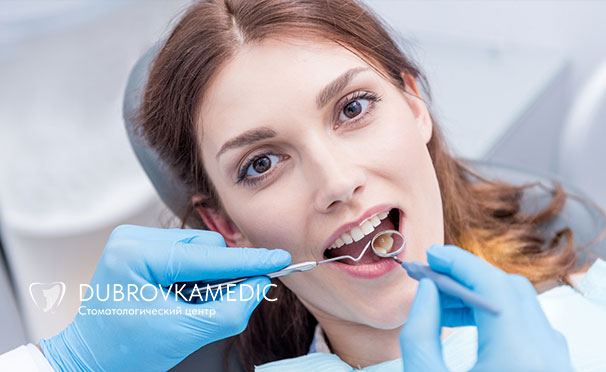 УЗ-чистка с Air Flow, отбеливание, реставрация и удаление зубов, лечение кариеса с установкой светоотверждаемой пломбы в стоматологическом центре DubrovkaMedic. Скидка до 75%