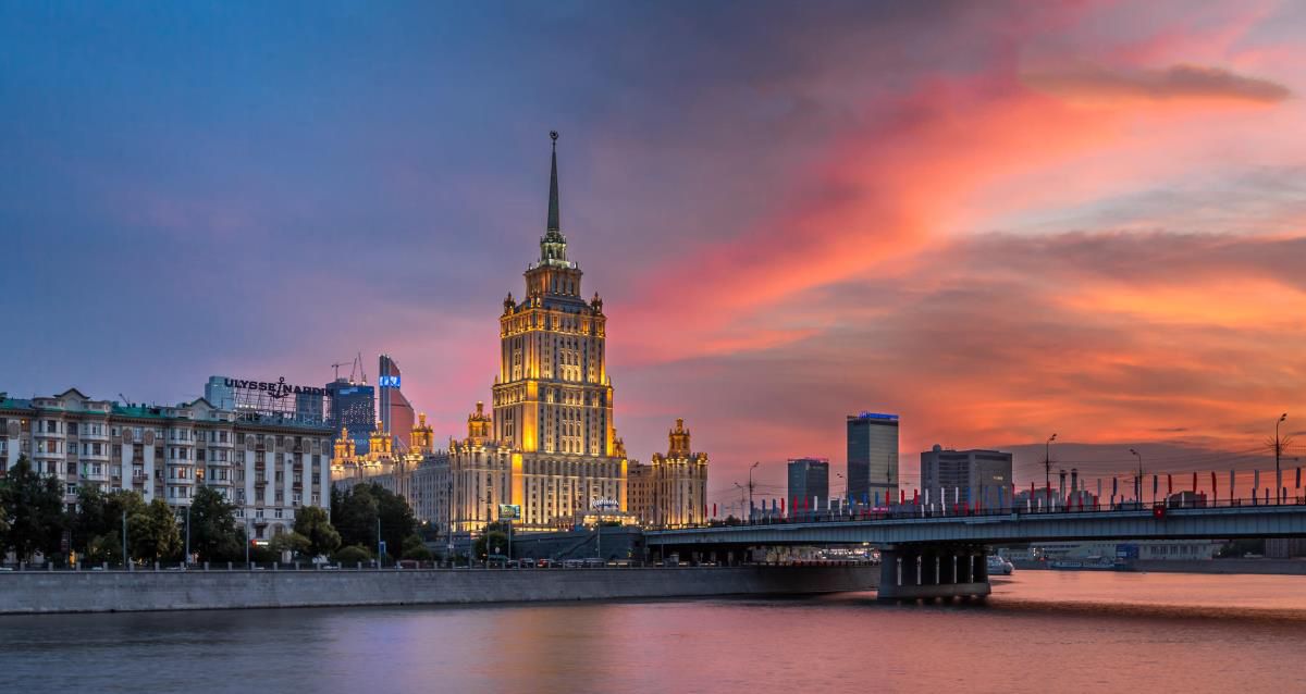 От 300 р. за круиз «Вечерняя Москва» с живой музыкой Круиз «Вечерняя Москва» с живой музыкой, видом на Кремль и Парящий мост в парке «Зарядье» на люкс-теплоходе «Соболь»