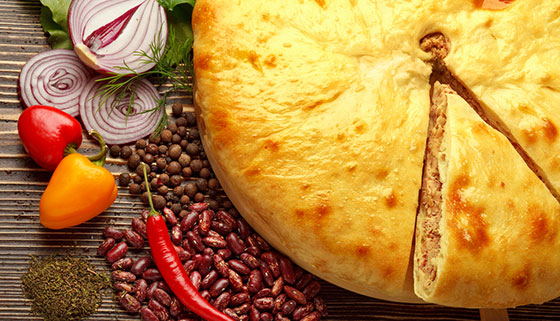 Осетинские пироги с мясом, сыром, грибами и не только, а также ароматная пицца от пекарни «Моспироги». Скидка до 65%